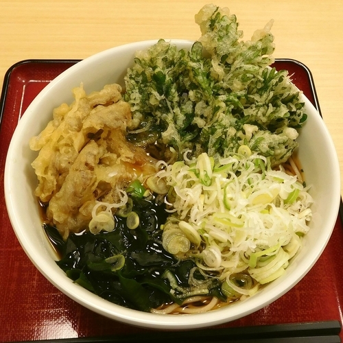 「舞茸・春菊天そば（480円）ネギ多め」@名代 箱根そば 橋本店の写真