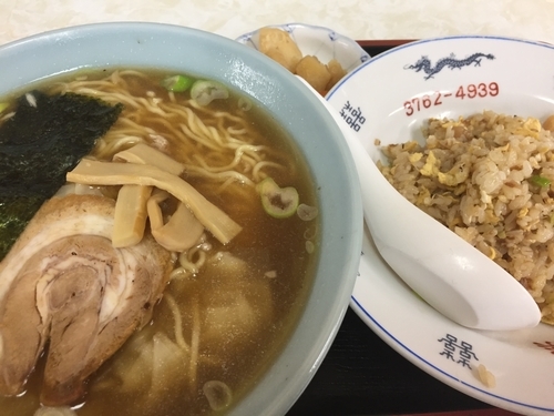 「ワンタンメン 半チャー 800円」@幸楽の写真