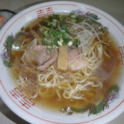 「ラーメン(570円)、おにぎり(シャケ)(120円)」@すみれ食堂の写真