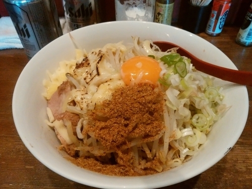 「まぜそばⅣ＋ビール」@ラーメンアキラの写真