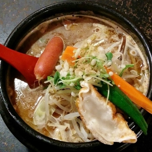 「スパイス豚骨醤油らぁめん」@スパイス&ラーメン 橙オレンジの写真