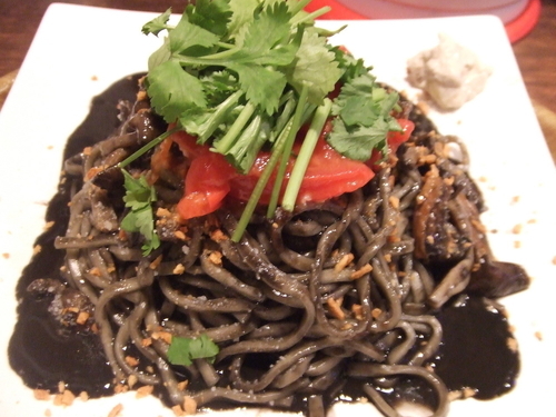 「【限定】暗黒のイカスミ麺《白トリュフオイルの香り》１４８０円」@カントナの写真