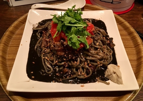 「暗黒のイカスミ麺《白トリュフオイルの香り》香港撈麺style」@カントナの写真