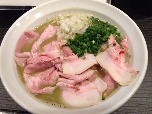 「三陸産秋の牡蠣そば + 肉増し」@灰汁中華 丿貫 福富町本店の写真