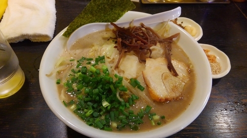 「とんしおやさい(780円)+替玉(ランチサービス)」@上を向いていこうの写真