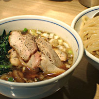 「つけめん醤油780円＋大盛100円＋肉増200円＋ほうれん草」@バラそば屋 町田店の写真