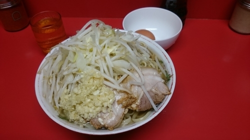 「大ラーメン(800円)、ニンニク、生たまご(50円)」@ラーメン二郎 千住大橋駅前店の写真