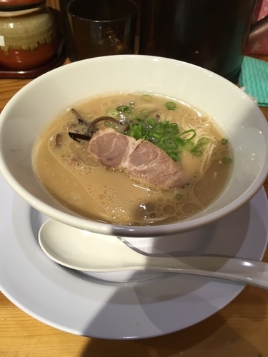 「とんこつラーメン白」@黒金舎の写真