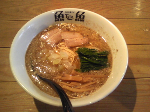 「焦がし荒煮干しらぁ麺」@立川中華そば とと ホンテンの写真