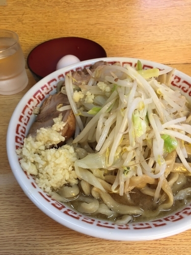 「小 生卵 ニンニク 野菜少なめ」@ラーメン二郎 環七新新代田店の写真