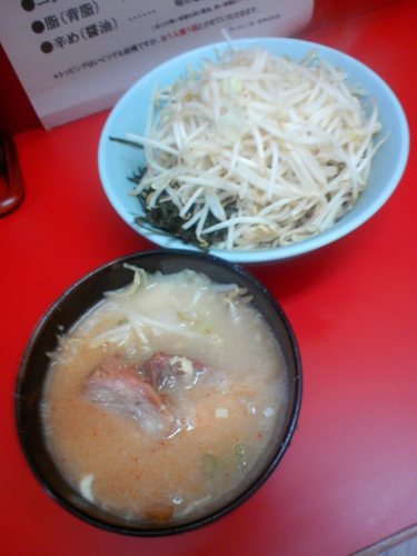 「つけ麵（麺少なめ・ヤサイ・ニンニク増）８００円」@ラーメン二郎 新宿歌舞伎町店の写真