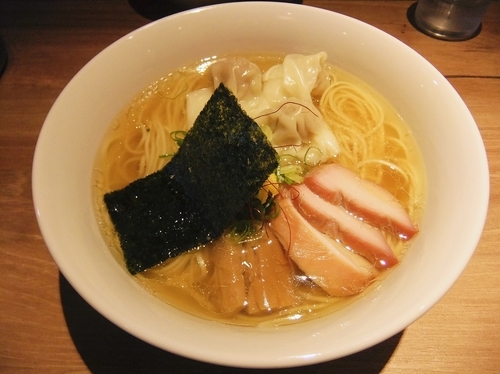 「白旨（ハーフ3個）肉ワンタン麺（800円）」@中華soba いそべの写真