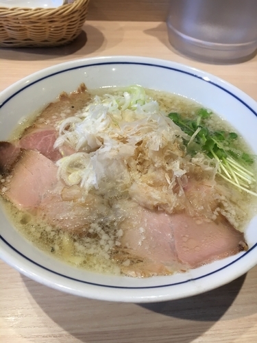 「塩ラーメン￥750」@らーめん鱗 茨木店の写真