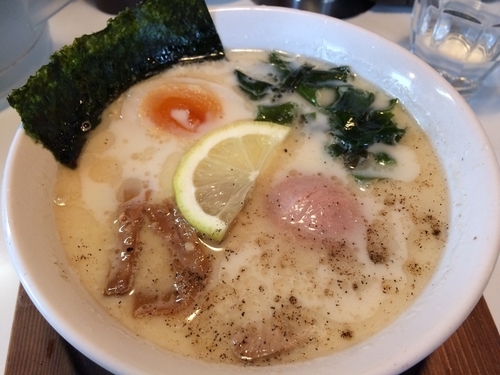 「レモン牛乳ラーメン」@らーめんと餃子のカエル家の写真