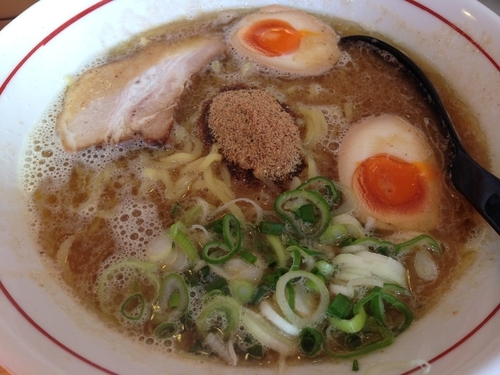 「魚介豚骨ラーメン　昼￥８２０　夜￥９１０」@中華料理 同源 高浜店の写真