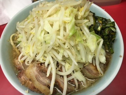 「小ラーメン豚入り＋ピリ辛ニラだれ【840円】」@ラーメン二郎 中山駅前店の写真