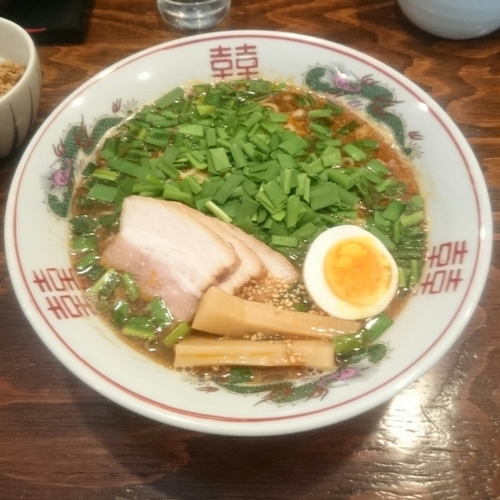 「にら〜油煮干しソバ @800円限定」@らーめん ほっぺ家の写真