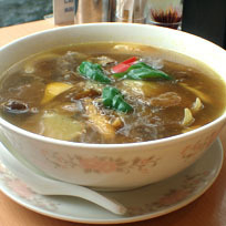 「牛肉カレースープそば830円＋大盛100円」@中華四川料理 飛鳥の写真