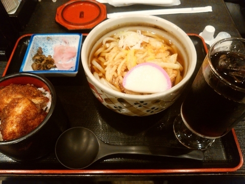 「温かいうどんセット(並盛・ミニソースかつ)880円」@登利平 高崎モントレー店の写真