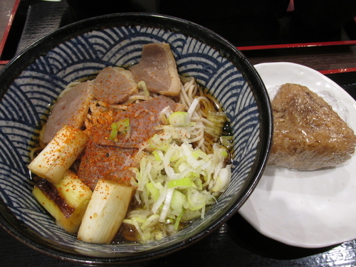 「鴨南蛮そば+おにぎり　「734円+129円」」@鳥ぷろ・親子 イオンモール春日部店の写真