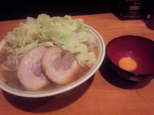 「ラーメン(並盛)・生卵」@ファットンの写真