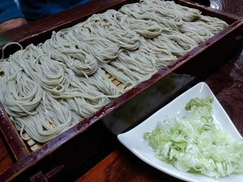 「へぎそば 中(2～3人前)2110円＋冷酒」@須坂屋そば 新潟駅前店の写真