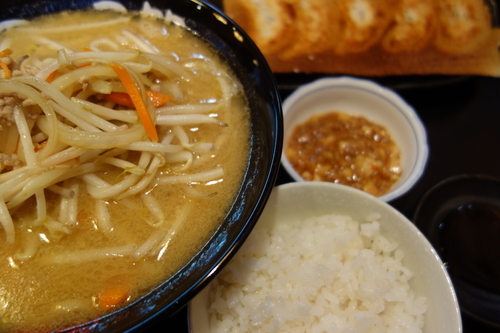 「味噌ラーメン（ランチ）500円餃子300円」@麺や三笑 はじめの写真