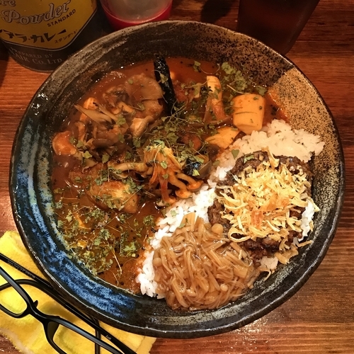 「キノコデラックスあいがけ（40辛）＋チキン」@カレーノトリコの写真