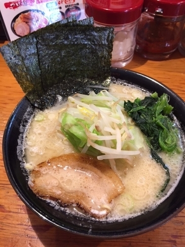 「塩豚骨 通常価格690円 +野菜150円」@横浜家系ラーメン 檜家の写真