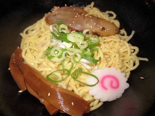 「塩油そば　500円」@油そば専門店 ぶらぶら 京橋店の写真