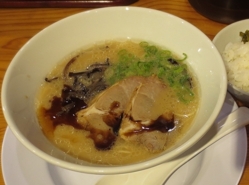 「マー油とんこつ(黒)+サービスライス 680円」@黒金舎の写真