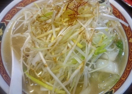 「ネギ入りワンタン麺（塩・太麺）＋大盛り無料」@わんたんめんの店 しお福の写真