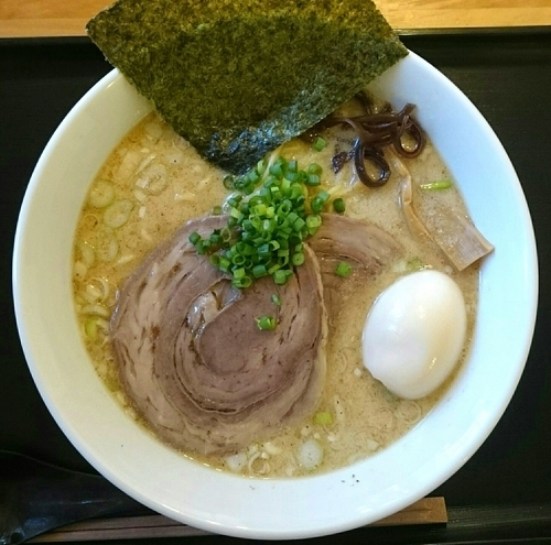 「煮干塩ラーメン 味付け卵」@牛こくラーメン ◯勝の写真