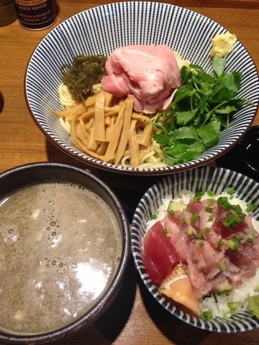 「濃厚イカ煮干しつけそば  海鮮丼」@寿製麺よしかわ 川越店の写真