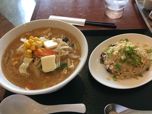 「味噌バターラーメン780円+半チャーハン280円」@中華レストランChina Fan 草加店の写真