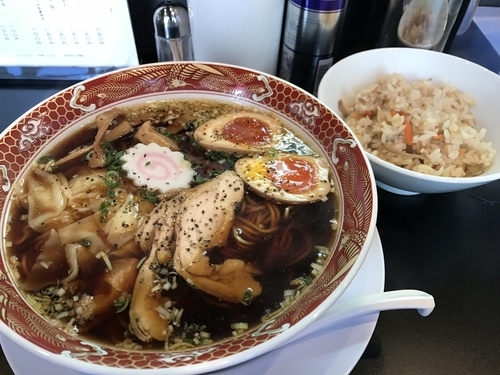 「宮町ブラック 850円 炊き込みご飯 100円」@鶏中華 銀鳥の写真