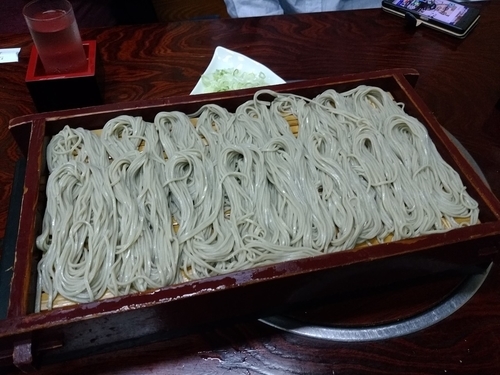 「へぎそば（中）＋冷酒」@須坂屋そば 新潟駅前店の写真