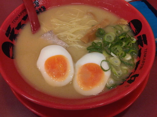「屋台の味(並, 細麺) + 味付煮卵 (計824円)」@天下一品 神楽坂店の写真