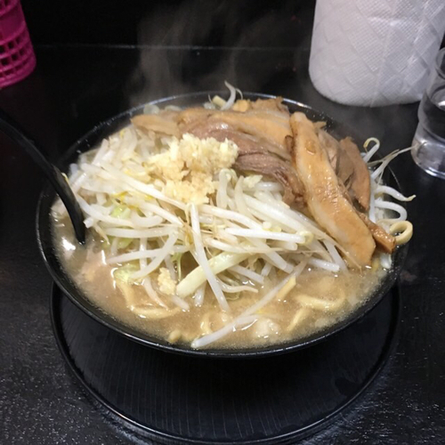「しょうゆラーメン並 野菜まし、背油まし、にんにくちょい」@自家製太麺 ドカ盛 マッチョ 三ノ宮店の写真