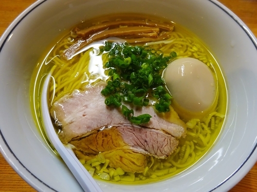 「塩　750円　店内連食で味玉サービス」@麺屋 彩香の写真