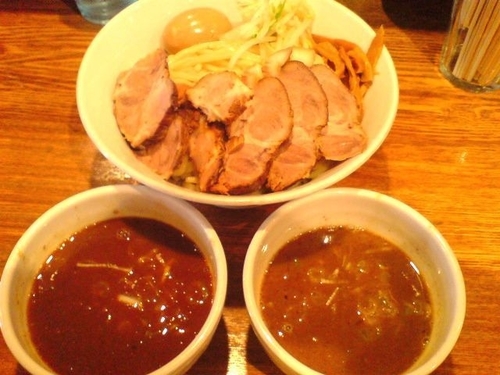 「二色つけ麺(大・濃厚醤油･海老味噌)+味玉&肉(1180円)」@神保町 可以の写真