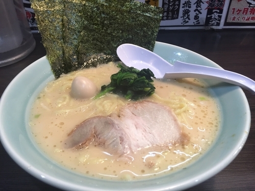 「ラーメン大盛り（油少なめ 味薄め）＋ライス」@横浜家系ラーメン 魂心家 青葉台店の写真