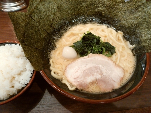 「ラーメン+ノリ5枚+ライス」@横浜家系ラーメン 一刀家 蒲田店の写真
