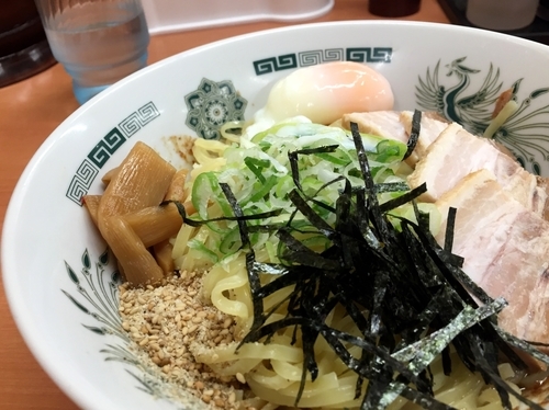 「汁なしラーメン（油そば）大盛」@日高屋 新宿靖国通店の写真