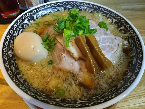 「【限定】背脂正油ラーメン　＋味玉：サービス券」@麺肴 ひづきの写真