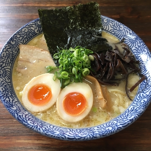 「鶏塩そば (700円) 特製 (200円)」@ひかり食堂の写真