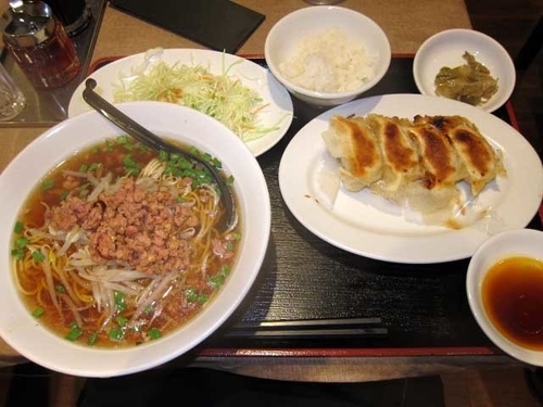 「台湾ラーメンと餃子　900円（ランチ）」@歓迎 銀座中央通り店の写真