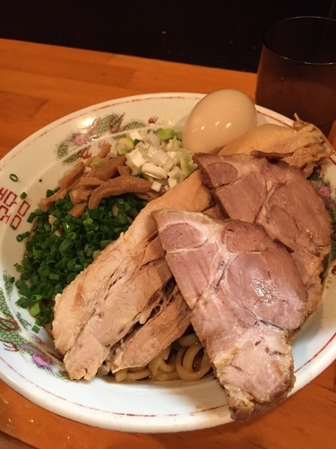 「鶏脂そば（800円）+特製（250円）※チャーシュー肩ロース&ご」@ファットンの写真