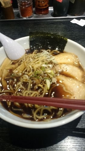 「富山ブラック ８５０円」@麺家いろは 京都駅ビル店の写真