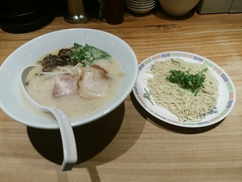 「白丸元味(並盛・100g)790円＋替玉＋ハーフ餃子」@博多 一風堂 高崎店の写真